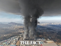  '화염·연기' 휩싸인 천안 이랜드 물류센터...'9시간30분 만에 초진' [TF사진관]