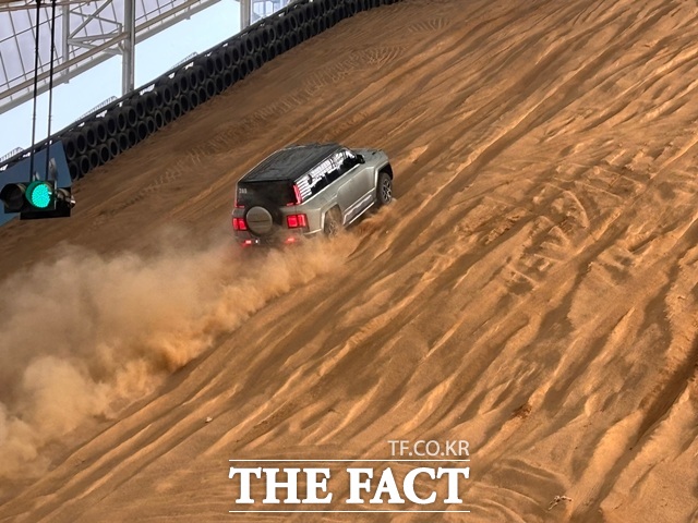 모래 언덕 코스에서 U8이 모래바람을 일으키며 등판하고 있다. /황지향 기자