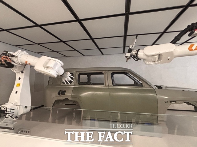 BYD 디스페이스 2층에 전시된 차량 용접 로봇. 실제 생산공정을 재현한 설비가 설치돼 있다. /황지향 기자