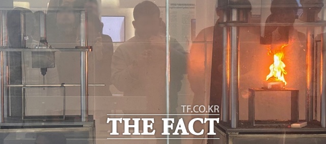 BYD 디스페이스 전시관에서 진행된 블레이드 배터리 안전성 실험. 삼원계(NCM) 배터리(오른쪽)는 섭씨 600도까지 불길이 치솟았지만, 블레이드 배터리는 연소나 폭발이 없었다. /황지향 기자