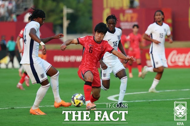 한국의 임예찬(가운데)이 15일 잉글랜드와 2025 FIFA U17 월드컵 32강전에서 리건 헤스키의 드리블을 막고 있다./KFA