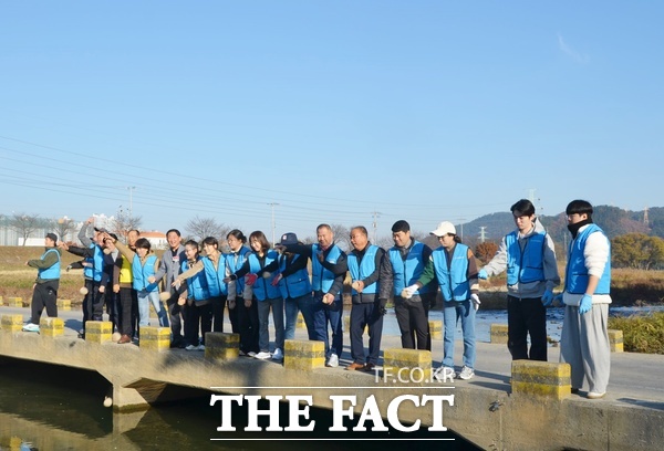 환경생태보존회와 손수건쓰기운동본부가 15일 대전 서구 정림동 하천에서 대전봉사체험교실, 호국보훈기념사업회, 대전시민사랑협의회 후원으로 59번째 하천살리기 행사를 성황리에 개최했다. 서철모 서구청장 등 100여 명의 주민들이 함께했다. /대전봉사체험교실