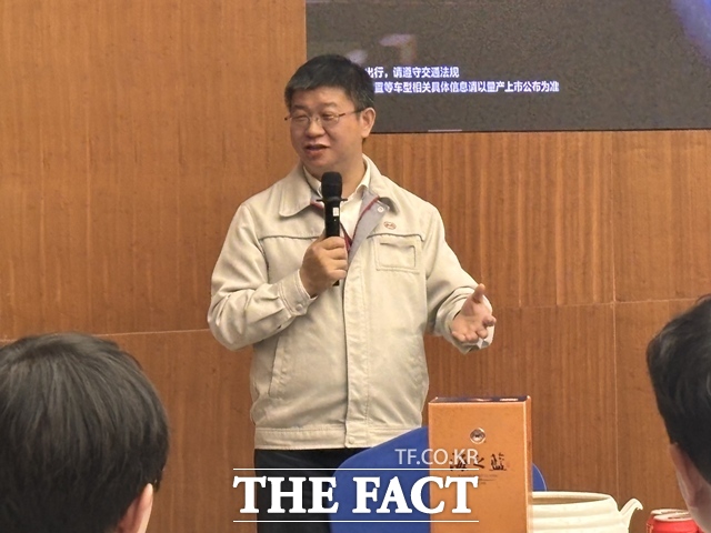 11일 중국 선전 BYD 본사에서 딩하이미아오 BYD코리아 대표가 한국 기자단의 방문을 환영하며 인사말을 하고 있다. /황지향 기자