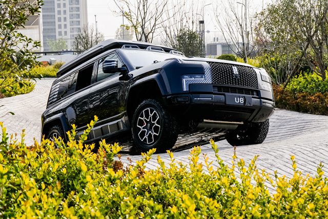 BYD 플래그십 SUV U8이 정저우 전지형 서킷의 오프로드 코스에서 경사로를 내려오고 있다. 사륜 독립구동(e4) 기반의 제어 기술을 활용해 노면 변화에 안정적으로 대응하는 모습이다. /BYD코리아