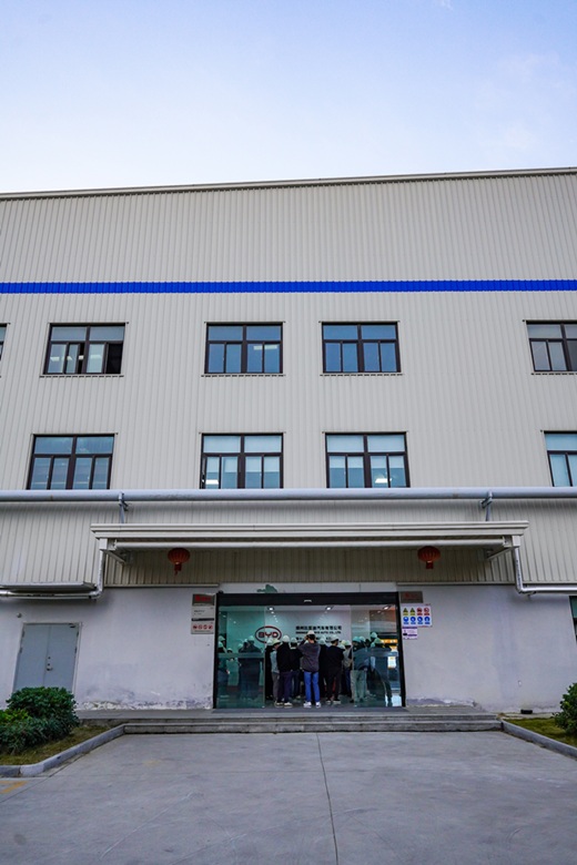 공장 관계자는 정저우 단지에서는 1분마다 한 대의 친환경차, 3초마다 한 개의 배터리가 생산될 만큼 효율이 높다며 전동화 시대에 대비해 구축한 BYD 통합 제조 체계를 보여주는 지표라고 강조했다. /BYD코리아