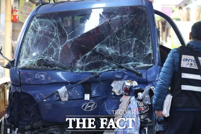 13일 오전 경기 부천 제일시장으로 돌진한 A 씨의 트럭이 견인되고 있다. /뉴시스