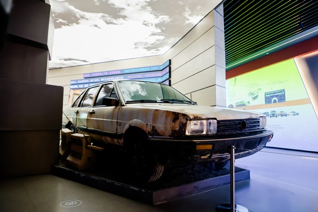 디스페이스 1층 입구에 설치된 자동차 기술 발전 전시존. 녹슨 내연기관차와 LED 스크린을 통해 내연기관 시대에서 전동화 시대로의 전환을 상징적으로 표현했다. /BYD코리아