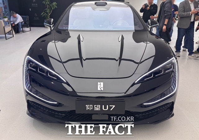 BYD 고급 브랜드 양왕의 세단 U7. 문을 두 번 두드리면 자동으로 열리는 기능이 적용돼 있다. /정저우=황지향 기자