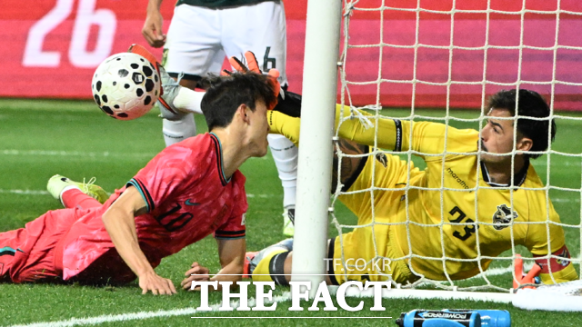 볼리비아 축구 국가대표팀 골키퍼가 13일 대전월드컵경기장에서 열린 대한민국과 볼리비아의 평가전에서 이재성의 공을 발로 막고 동시에 이재성의 머리를 손으로 막고 있다. /대전월드컵경기장=박헌우 기자