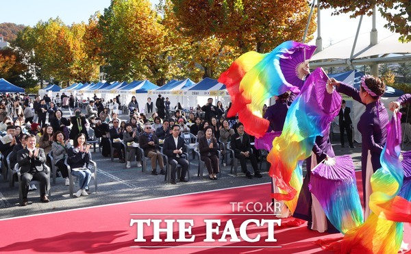 15일 열린 다다다 문화체험 축제에서 주민들이 다양한 체험 프로그램에 참여하고 있다. /대전 동구