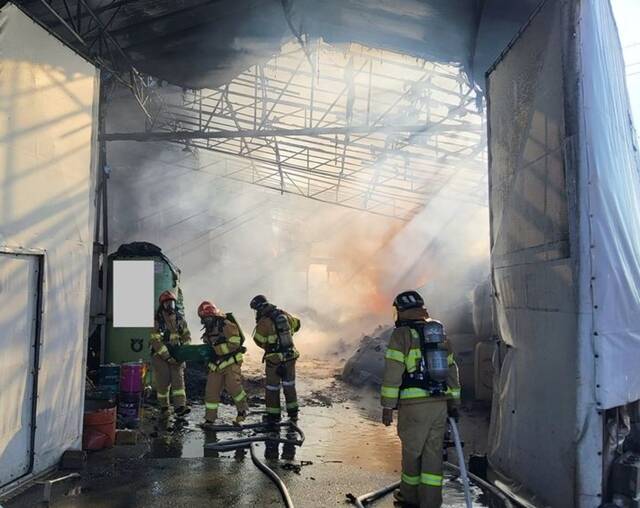 16일 오전 경기 김포시 통진읍 한 플라스틱 가공공장에서 불이 나 소방당국이 진화 작업을 벌이고 있다. /김포소방서