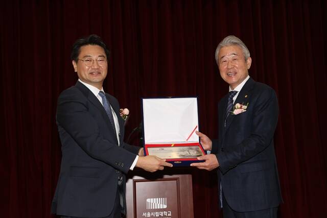 강호동 농협중앙회 회장(오른쪽)이 지난 15일 서울 동대문구 서울시립대학교 미래관에서 열린 한국전문경영인 대상 시상식에서 류준열 한국전문경영인학회장과 함께 상패를 들고 기념 촬영을 하고 있다. /농협중앙회