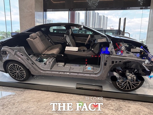 BYD 차량 골격 전시물. 배터리, 구동계, 차체 구조가 통합된 CTB(셀 투 보디) 기술이 적용된 전기차 플랫폼을 보여준다. /황지향 기자