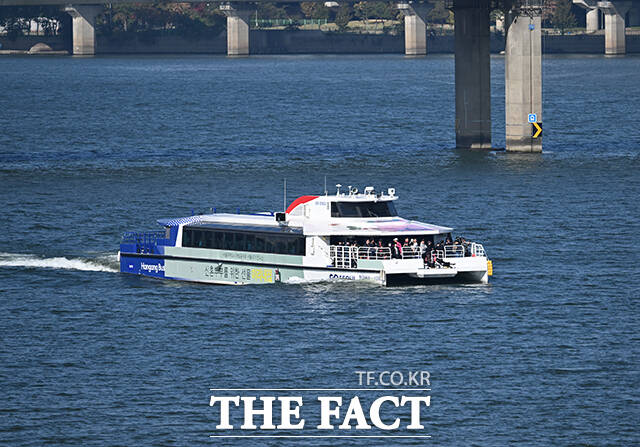 사진은 지난 1일 오전 한강버스가 서울 영등포구 여의도 인근 한강에서 운항을 재개하고 있다. /박헌우 기자