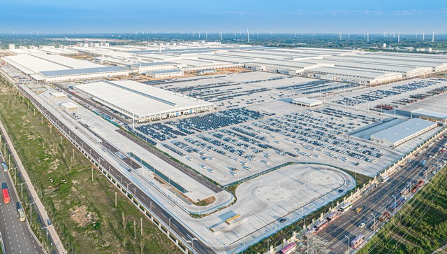 BYD 정저우 공장 전경. 프레스·용접·도장·총조립 등 주요 생산 라인을 포함한 대규모 단지 전체가 한눈에 보인다. /BYD코리아