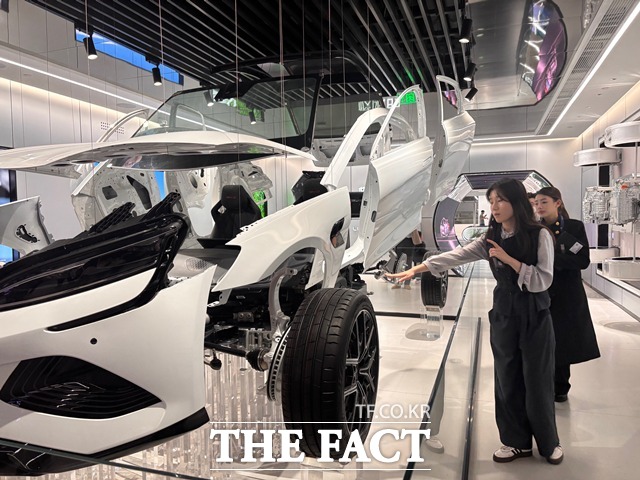 전시장에 구현된 BYD 차량 구조 모형. 내부 구동계와 프레임이 투명 구조로 전시돼 있다. /황지향 기자