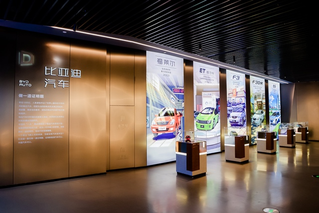 디스페이스 1층에 마련된 BYD 주요 모델 전시 구역. 브랜드 첫 양산형 세단 F3DM을 비롯해 ET, F3 등 과거 주요 차종의 축소 모형이 전시돼 있다. /BYD코리아