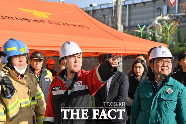 15일 오후 천안시 풍세산업단지 내 이랜드패션 물류센터 대형 화재 진압 현장에서 김태흠 충남도지사가 소방관들에게 진압 작전을 지시하고 있다. /충남도
