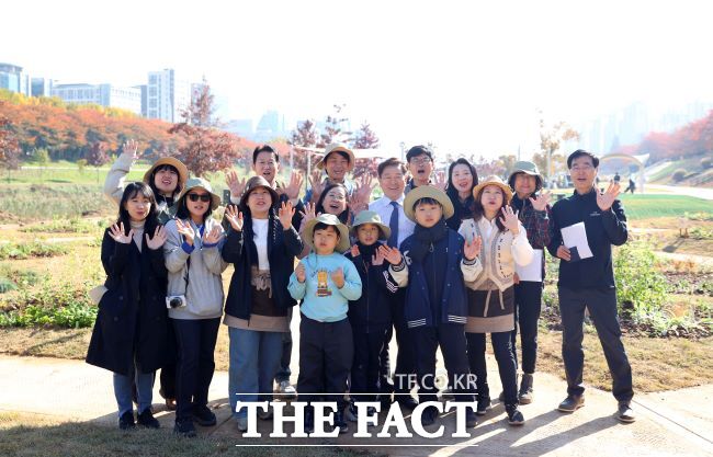 정원 어울림 한마당 참여자들 기념사진을 촬영하고 있다. /광명시