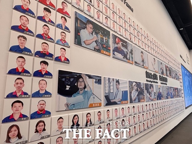 BYD 연구개발 인력의 초상 사진으로 채워진 엔지니어 벽. 전 세계 12만 명 이상의 R&D 인력을 시각화해 기술 기반 기업 정체성을 강조했다. /황지향 기자