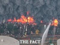  화마에 전소된 천안 이랜드 물류센터…이틀째 진화 작업