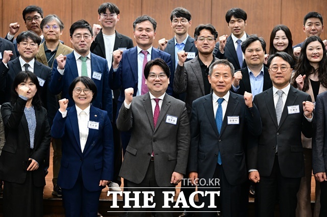 인공지능 대전환 시대를 맞아 개인정보 보호규범의 변화 필요성과 기본 방향을 논의하기 위해 <더팩트>와 공동 기획 칼럼을 발표한 개인정보보호법학회 회원들./개인정보보호법학회