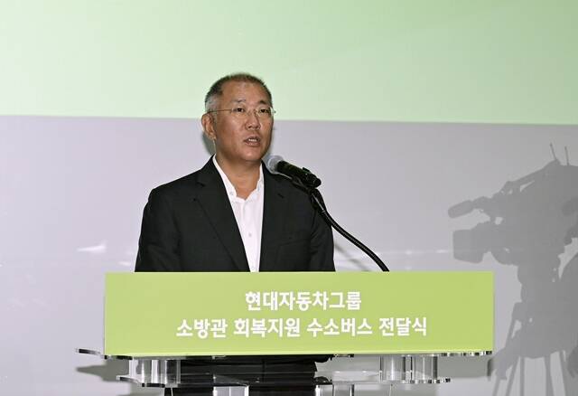 정의선 현대자동차그룹 회장이 지난해 4월 제주도 제주시 구좌읍 행원 수소 수전해 실증단지 내에 위치한 CFI(탄소 없는 섬) 에너지미래관에서 열린 소방관 회복지원 수소버스 전달식 인사말을 하는 모습. /현대차그룹