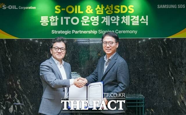 에쓰오일은 지난 14일 서울 마포구 에쓰오일 본사에서 삼성SDS와 IT 통합 운영(ITO) 계약을 체결했다. 류열 에쓰오일 사장(오른쪽)과 이준희 삼성SDS 사장이 계약식을 체결하고 있다. /에쓰오일