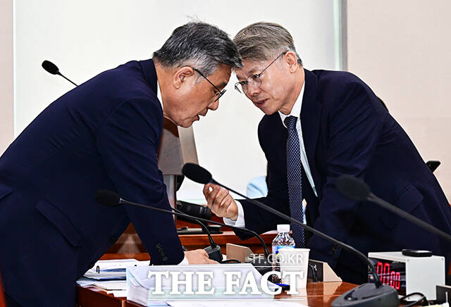 질의에 답변하는 허민 국가유산청장.