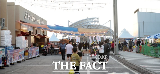 지난 15일 주말을 맞아 안면읍 백사장항에 방문객들이 장사진인 모습. /태안군