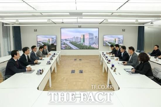 지난 14일 이동환 고양시장(왼쪽 4번째)을 비롯한 시 관계자들이 김유원 네이버클라우드 대표(왼쪽 3번째) 등 경영진을 미래기술 기반의 스마트시티 정책방향과 투자환경 조성 방안을 논의하고 있다. /고양시