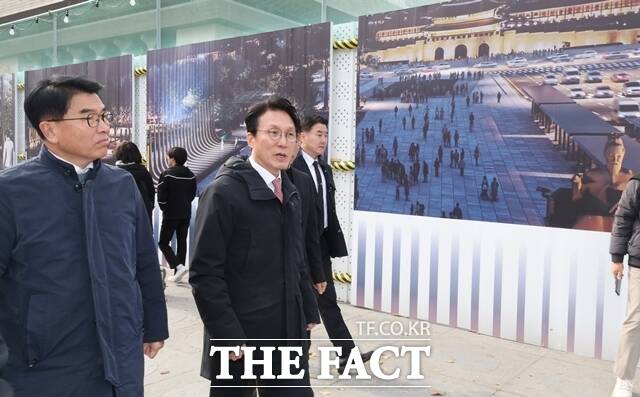 김민석 국무총리는 17일 서울시가 광화문 광장에 추진 중인 감사의 정원 공사 현장을 찾아 국민들께서 이해하실지 의문이라며 행정안전부에 법적, 절차적, 내용적 문제는 없는지 확인해 보고하라고 지시했다. /뉴시스