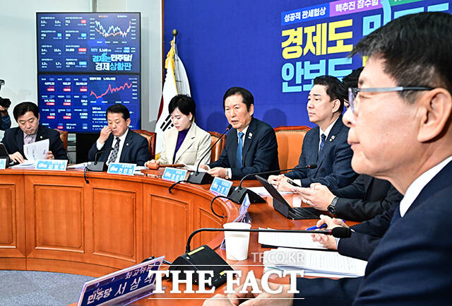 정청래 더불어민주당 대표가 17일 오전 서울 여의도 국회에서 열린 최고위원회의에 참석해 모두발언을 하고 있다. /국회=배정한 기자