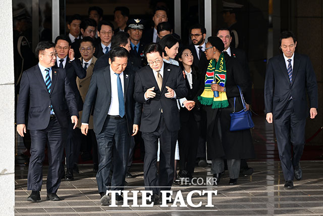 이재명 대통령이 주요 20개국(G20) 정상회의 참석을 위해 17일 오전 경기도 성남시 서울공항에서 출국하며 정청래 더불어민주당 대표와 대화를 나누고 있다. /서울공항=남용희 기자