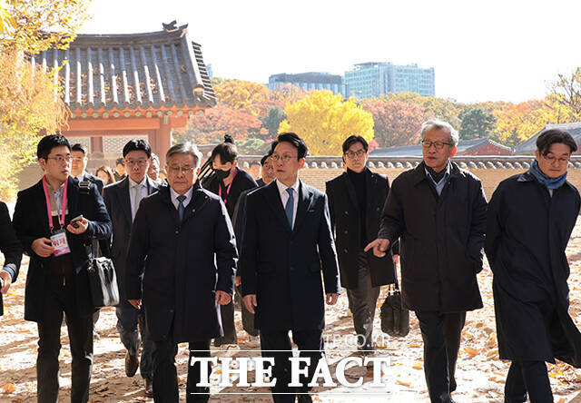 김 총리는 이날 페이스북에 종묘, 한강버스, 광화문 이슈를 제기한 것에 대해 정치적 해석을 할 필요는 없다고 선을 그었다. 그러면서 제 거취에 대한 입장은 이미 여러 차례 분명하게 밝혔다고 말했다. 사진은 김 총리가 지난 10일 서울시가 종묘 앞 초고층 건물 개발에 착수하자 종묘를 직접 찾은 모습. /청사사진기자단