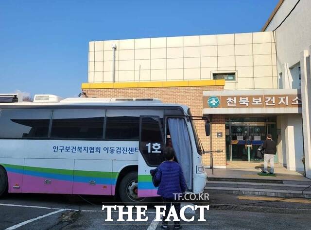 보령시가 농촌지역 주민들의 의료 접근성과 편의성을 위해 이동식 암 검진 차량을 운영하고 있다. /보령시