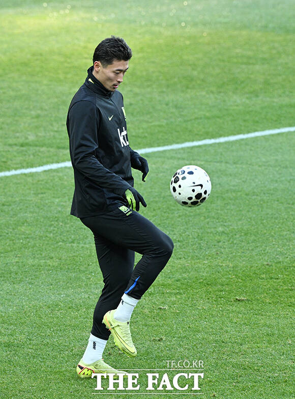 한국 축구 국가대표팀 공격수 조규성이 17일 오후 서울월드컵경기장에서 가나전을 앞두고 진행된 공개 훈련에 참석해 볼 트래핑을 하고 있다. /서울월드컵경기장=박헌우 기자