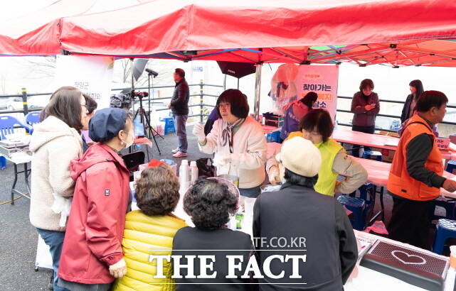 청양군이 펼치고 있는 찾아가는 마을봉사의 날 운영 장면. /청양군