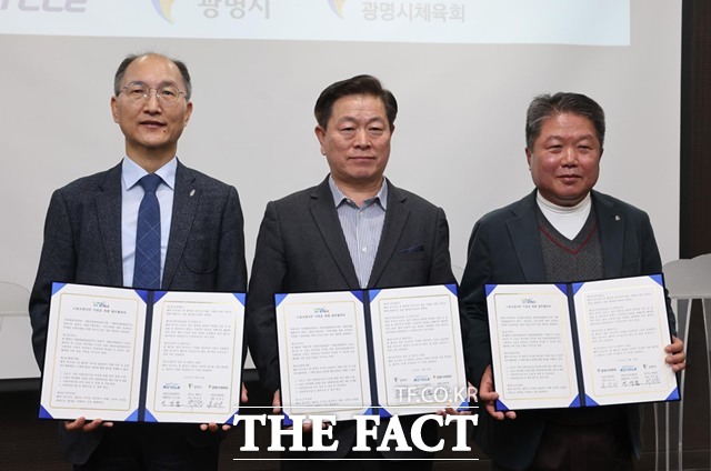 지난 12일 광명시청에서 열린 스포츠 꿈나무 지원 협약식에서 관계자들이 기념사진을 촬영하고 있다. 왼쪽부터 이성철 경륜경정총괄본부장, 박승원 광명시장, 유상기 광명시 체육회장./국민체육진흥공단