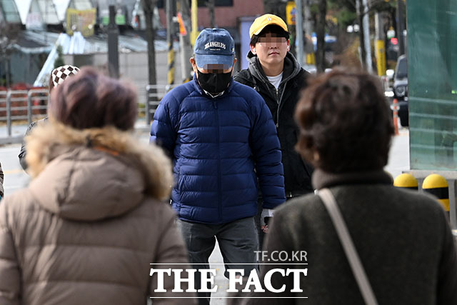 갑작스레 찾아온 추위 두툼해진 옷차림.