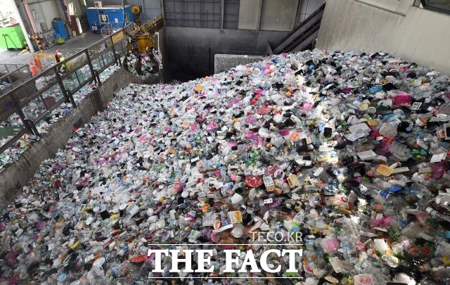 기후에너지환경부와 서울특별시, 인천광역시, 경기도는 제도가 차질 없이 시행할 수 있도록 정부서울청사에서 세부안 마련을 위한 실무 협의를 17일 진행했다. 사진은 수도권매립지. / 더팩트 DB