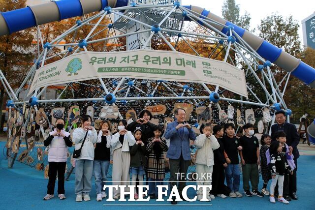 광주환경공단이 2025 어린이 환경미술전시회를 개최하고 기념사진을 찍고 있다. /광주환경공단