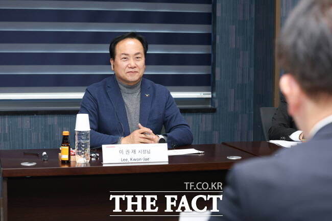 이권재 오산시장이 지난 14일 내삼미동 일본 이데미츠코산 한국 법인을 방문해 간담회를 열고 있다. /오산시