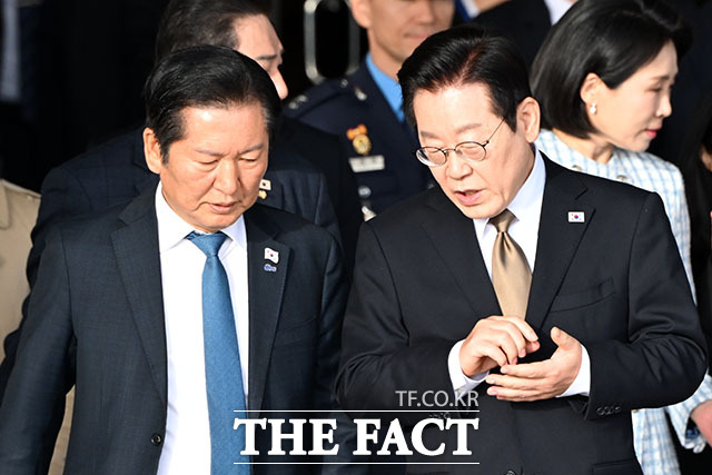 정청래 더불어민주당 대표(왼쪽)가 주요 20개국(G20) 정상회의 참석을 위해 17일 출국한 이재명 대통령을 향해 국익 중심의 실용 외교로 외교 지평을 넓히고 있다고 평가했다. /남용희 기자