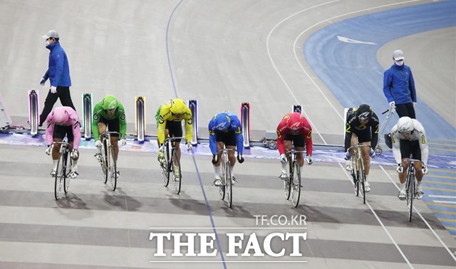 광명스피돔에서 열린 경륜 경주에서 출전 선수들이 경주를 시작하고 있다./국민체육진흥공단