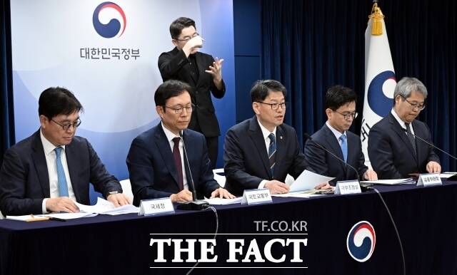 국무조정실 부동산 감독 추진단은 17일 외국인 주택 이상거래 210건에 대해 형사 고발 등 최대한 강력한 조치를 취하겠다고 밝혔다. 추진단장을 맡고 있는 김용수 국무조정실 국무2차장은 이날 외국인의 위법 거래 행위는 국내 주택시장 질서를 교란하고 시장 불안으로 인한 국민들의 심각한 고통을 야기할 수 있다며 이같이 밝혔다. /임영무 기자