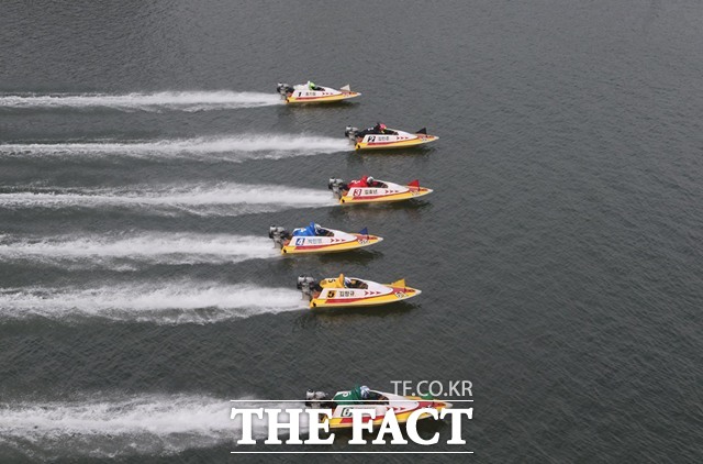 미사 경정장에서 선수들이 물보라를 일으키며 질주하고 있다./국민체육진흥공단