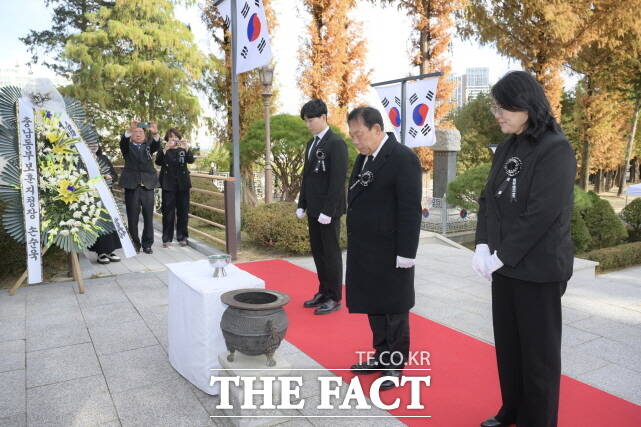 17일 조치원 충령탑에서 최민호 세종시장이 제86회 순국선열의 날을 맞아 호국영령을 추모하고 있다. /세종시