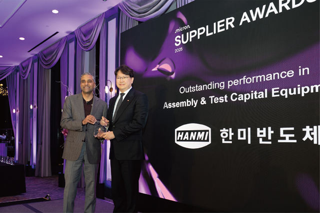 한미반도체가 마이크론 테크놀로지로부터 톱 서플라이어 상을 받았다. 사진은 곽동신 한미반도체 회장과 마니시 바티아 마이크론 테크놀로지 부회장. /한미반도체