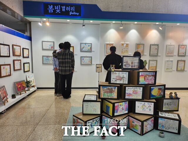 17일 대전동부교육지원청사 1층 봄빛 갤러리에서 대전문창유치원 원아들의 일상을 담은 유아 작품전이 열리고 있다. /대전시교육청